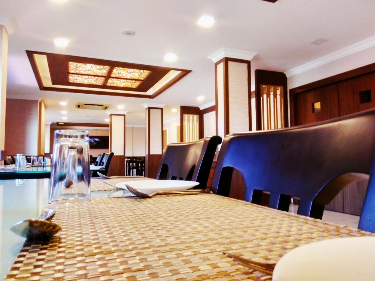 Prayana Hotels Kochi Екстериор снимка